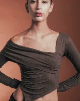 Top marrón asimétrico de algodón, con un hombro descubierto y manga larga.