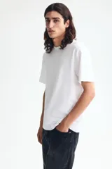 Remera H&M de algodón liviano, color blanco, con cuello redondo y mangas cortas.