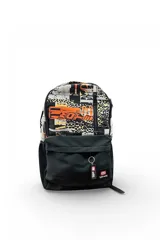 Mochila Ecko modelo EK150 con combinación de bolsillo frontal negro y cuerpo superior con estampado tipográfico y animal print en tonos naranja, blanco y negro.