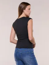 Musculosa básica negra entallada de tejido elástico, con escote cuadrado y mangas japonesas cortas.