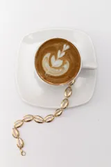 Pulsera dorada con eslabones en forma de conchas marinas.