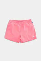 Short de baño color rosa neón, de corte clásico, con cintura elástica ajustable y cordón trenzado. Incluye dos bolsillos laterales, un bolsillo trasero con cierre y suspensor de malla fina estampado.