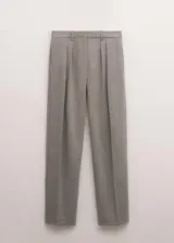 Pantalón de vestir de corte recto y tiro bajo en color gris, confeccionado 100% en lana con forro de viscosa. Cuenta con diseño de pinzas, trabillas, bolsillos laterales y dos bolsillos posteriores de ribete.