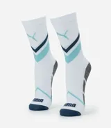 Medias deportivas Puma de caña alta, color blanco con detalles en azul y negro. Diseño con compresión y estampado geométrico.