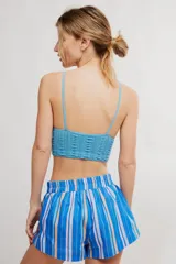 Bralette de encaje negro con copas triangulares, escote festoneado, tirantes finos regulables y banda inferior elastizada.