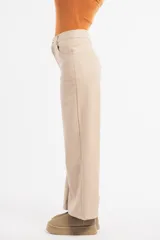 Pantalón de cuero sintético color marrón, de corte ancho y tiro alto.