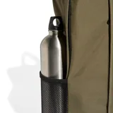 Mochila Adidas Linear Training color verde oliva, con gran estampado vertical del logo en negro en el frente, base negra y bolsillos laterales de red.