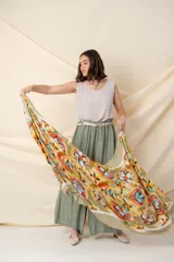 Pañuelo rectangular de algodón y viscosa con estampado abstracto en tonos verdes, rosas, azules y blancos.