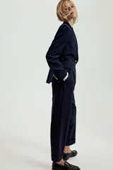 Pantalón de tiro alto con pinzas frontales, diseño de raya diplomática, bolsillos laterales y bajo con vuelta.