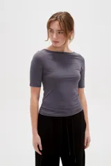 Remera de poliamida color blanco, de corte ajustado al cuerpo, con mangas 3/4 y cuello redondo a la base.
