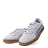 Championes urbanos Puma modelo Club II Era Suede, confeccionados en gamuza color lila con detalles en violeta y suela de goma color caramelo.