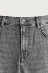 Jeans slim fit de color negro para hombre, con tiro medio, diseño de cinco bolsillos y cierre frontal con cremallera y botón.