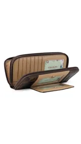 Billetera larga de diseño rectangular en tono beige, confeccionada en símil cuero con textura combinada. Cuenta con doble compartimento principal con cierre, solapa frontal con broche a presión, visor para documentos y tarjetero extraíble. Incluye monedero interno y múltiples espacios para billetes y tarjetas.