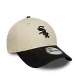 Gorro New Era 9FORTY ajustable, color beige con visera negra y logo de los Chicago White Sox bordado en negro.