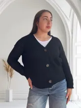 Saco de lana negro con textura de punto, escote en V y cierre frontal con botones.