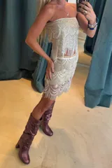 Bucaneras confeccionadas en cuero color rosa metalizado, con botamanga en la caña.