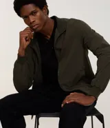 Campera bomber Marfinno para hombre, de color negro, confeccionada en poliamida con elastano y forro de poliéster. Cuenta con cuello alto, cierre frontal por cremallera y elástico en puños y cintura.