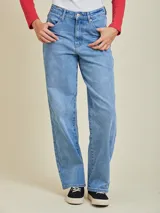 Pantalón de jean azul oscuro, de corte recto y tiro alto.