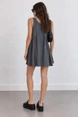 Vestido corto sin mangas de color gris oscuro, con escote en V y corte evase de estilo relajado.