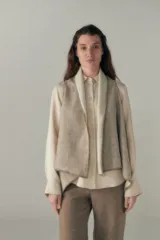 Chaleco marrón con solapas color crema y terminación en crochet.