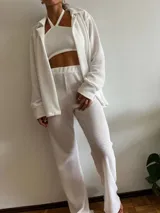 Camisa blanca de waffle con cuello halter, top y pantalones con bolsillos.