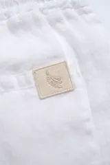 Short blanco de lino premium con cintura elástica y cordón de algodón.