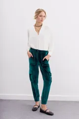 Pantalon tipo babucha confeccionado en terciopelo, con cintura elástica, puños ajustados en la botamanga, bolsillos frontales tipo plaqué con remaches metálicos y bolsillos cargo laterales.