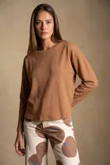 Sweater de algodón con textura tipo waffle, color tostado, de corte oversize y manga larga con hombros caídos.