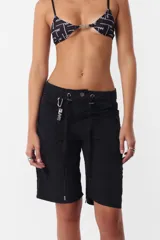 Short tipo bermuda recta de largo jort, color gris, tiro medio. Tiene cordón con punteras y tancas metálicas, cierre y botón. Incluye pasacintos, bolsillos laterales delanteros y dos bolsillos traseros. Detalle de llavero TW.
