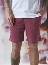 Bermuda de pana color borgoña, con cintura elástica y cordón ajustable.