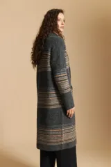 Cardigan largo de tejido suave con diseño de rayas horizontales en tonos gris y tostado. Presenta una silueta relajada y abierta, ideal para superponer en capas.