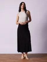 Falda larga color beige de lino y rayón, con pretina ancha, pasadores y cinturón con hebilla redonda. Marca Tahari.