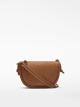 Bandolera marrón de poliuretano con textura napa, un compartimento principal con cierre de cremallera y bolsillo interior con cremallera. Tiene asa larga tubular y logo grabado.