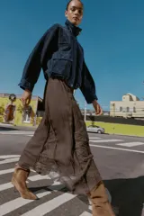 Falda midi color marrón con cintura elástica, forro interior y detalle de godets con encaje.