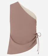 Blusa sastre de un solo hombro con tirante ancho, bajo asimétrico y detalle de tiras ajustables con regulador en el lateral.