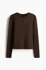 Remera deportiva de manga larga con tecnología DryMove, color marrón, de corte ajustado y cuello redondo.