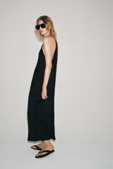 Vestido largo de Zara Woman Collection, confeccionado en tejido satinado negro. Presenta escote en V pronunciado, tirantes finos y un diseño con drapeado fluido en todo el frente.