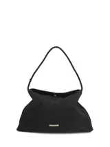 Cartera hobo de mano color negro con diseño trenzado, asa superior trenzada y placa metálica con el logo de la marca en el frente.