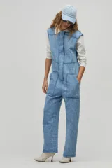 Mono largo de denim celeste con estampado de rosas, corte holgado, sin mangas y cuello camisero.