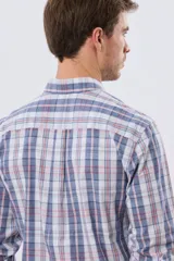Camisa de manga larga de calce slim, con diseño a cuadros en tonos azul oscuro, verde y blanco. Presenta cuello camisero con botones y bolsillo ojal en el pecho con detalle bordado.