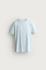 Camiseta slim fit de manga corta y cuello redondo en color gris.