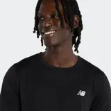 Buzo de cuello redondo New Balance, confeccionado en tejido polar cepillado. Presenta mangas largas tipo raglán con ribetes en contraste y puños, cuello y dobladillo acanalados. Incluye un gráfico de marca en el frente.