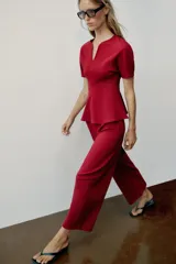Pantalón de tiro medio y corte ancho, confeccionado en hilatura de algodón, con cintura elástica.