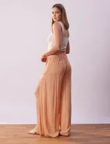 Pantalón Sound Style color naranja de gasa bambula con pretina ancha elastizada en la espalda y tajos en el frente.