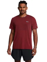 Remera deportiva Under Armour de manga corta, confeccionada en tejido de punto suave con zonas de ventilación de malla estratégicamente ubicadas. Presenta un diseño prácticamente sin costuras para mayor comodidad y detalles reflectantes para visibilidad.