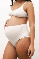 Bombacha maternal de tiro alto diseñada para embarazo y postparto, confeccionada en algodón con doble tejido reforzado en la parte delantera y trasera para mayor sujeción y comodidad.