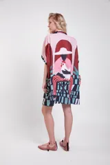 Camisa oversize estampada de manga corta ancha y largo extendido, con ilustración artística exclusiva.