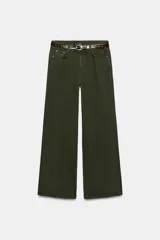 Jeans Z1975 wide leg de tiro alto, color negro, con cinco bolsillos, pierna ancha, cierre frontal con cremallera y botón, e incluye un cinturón a contraste tipo cuerina con textura de cocodrilo y hebilla metálica dorada.