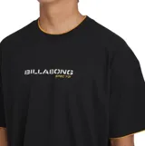 Remera Billabong de manga corta, color negro, con diseño oversize y detalles en color mostaza en el interior del cuello y las mangas. Cuenta con estampa frontal del logo de la marca.