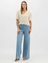 Jegging de denim azul oscuro con silueta estilo palazzo, tiro alto y pierna amplia, con pretina ancha elástica y sin bolsillos frontales.